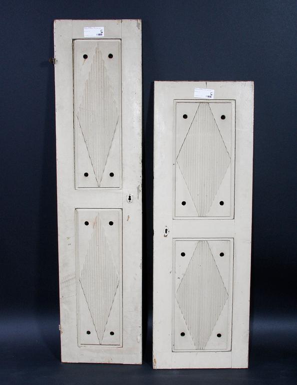 DÖRRAR, 2 st. Sengustavianska 1700/1800-tal.