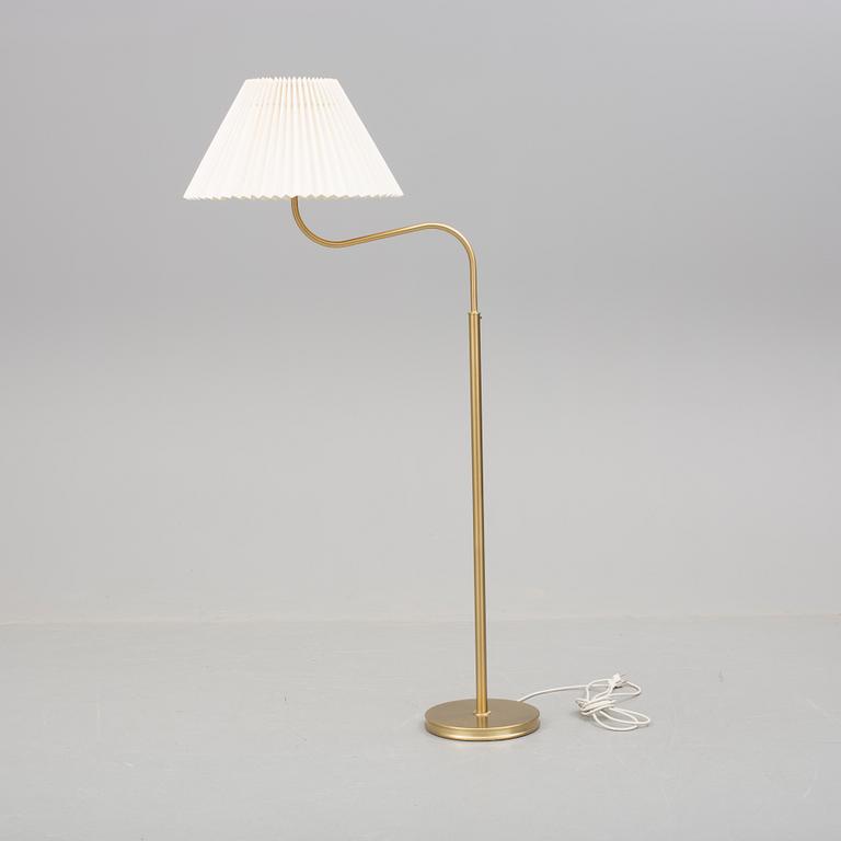 GOLVLAMPA "Stora kamelen", modell 2368, Josef Frank, Svenskt Tenn.