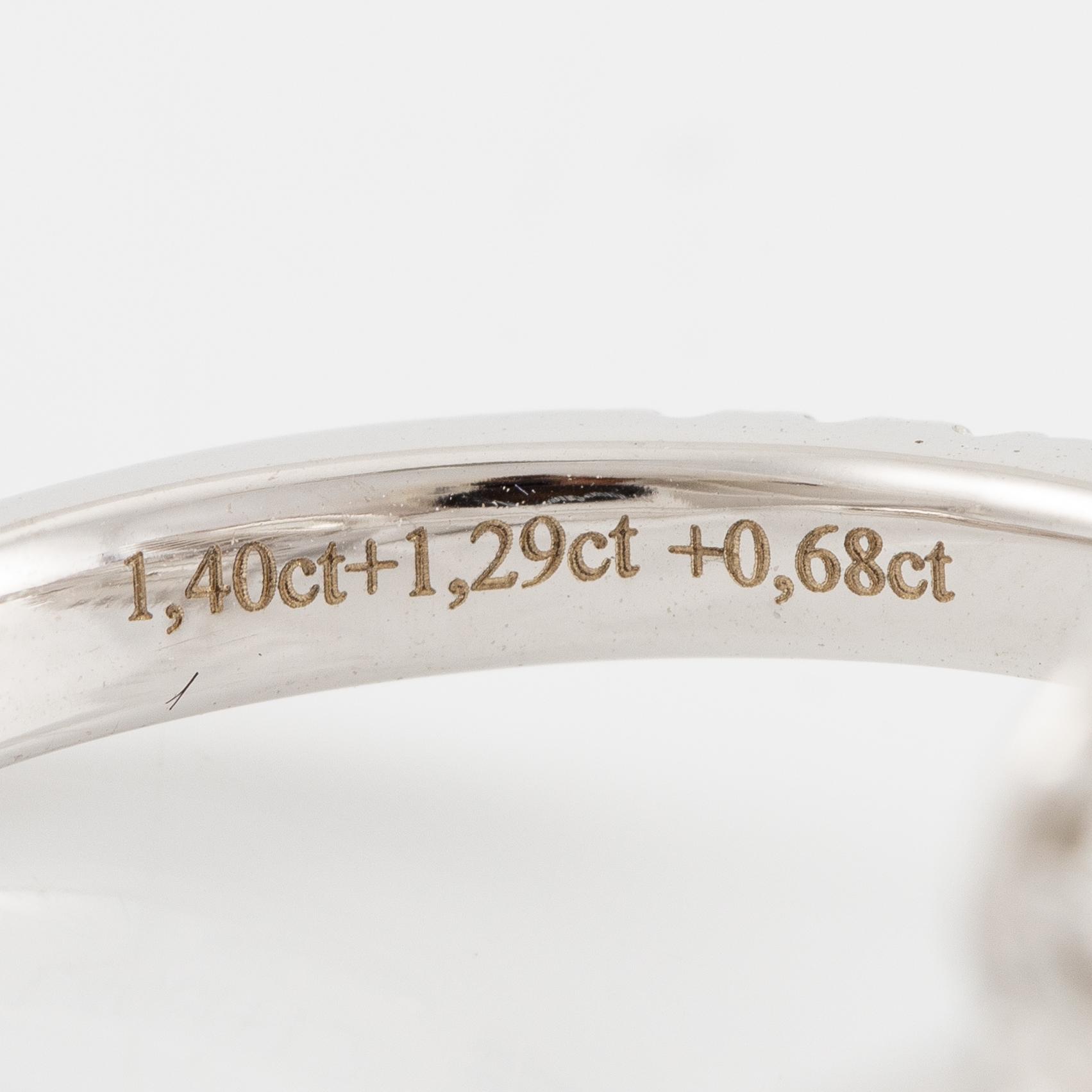 Crossover ring, 18K white gold set with pear-shaped and emerald-cut diamonds. Accompanied by GIA report.