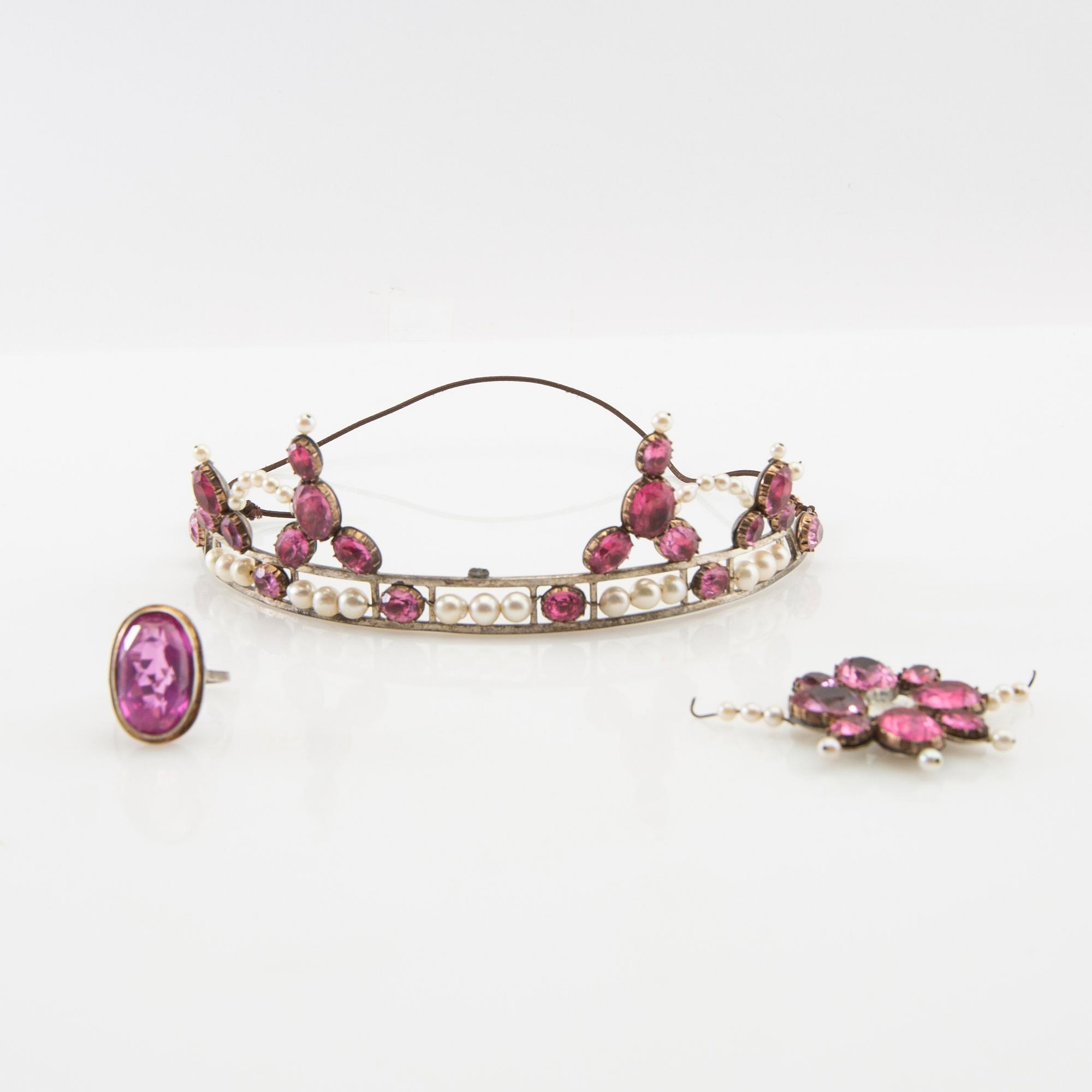 Tiara av silver med odlade pärlor och rosa fasetterat glas, ring av silver med syntetisk rosa safir, Hässleholm 1964.