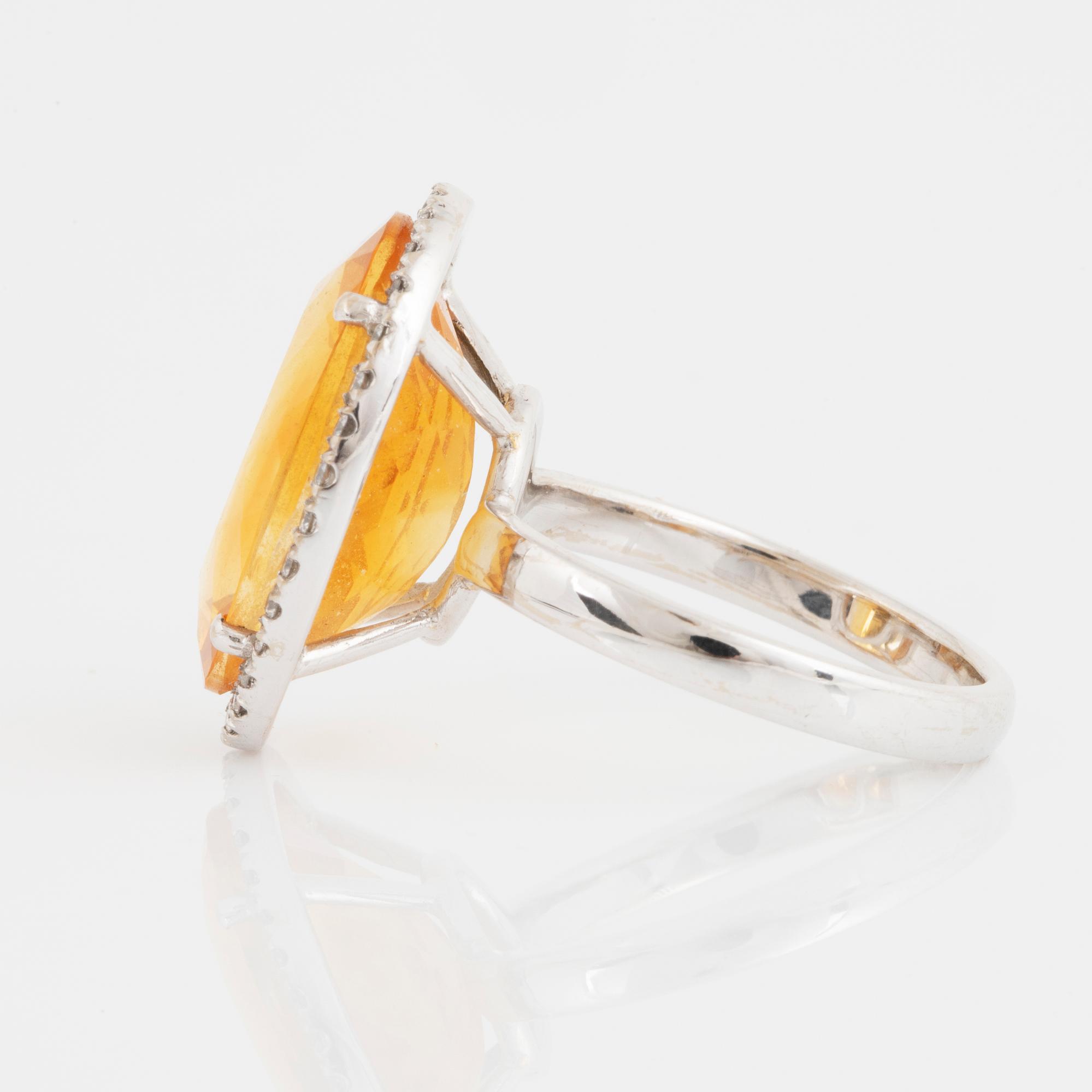 Citrine and small brilliant-cut diamond cocktailring.