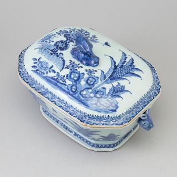 A blue and white tureen with cover, QIng dynasty, Qianlong (1736-95).