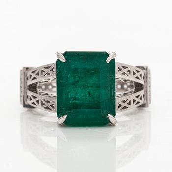 Ring, 14K vitguld, med smaragdslipad smaragd samt diamaner. IGI sertifikat medföljer.
