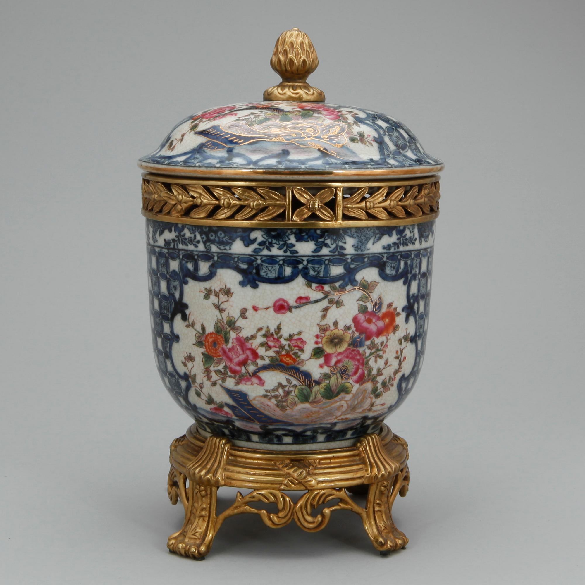 LOCKURNA, porslin samt mässing, 1900-tal.