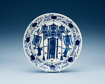 1605. A blue and white dish, Qing dynasty  with Wanlis six character mark.