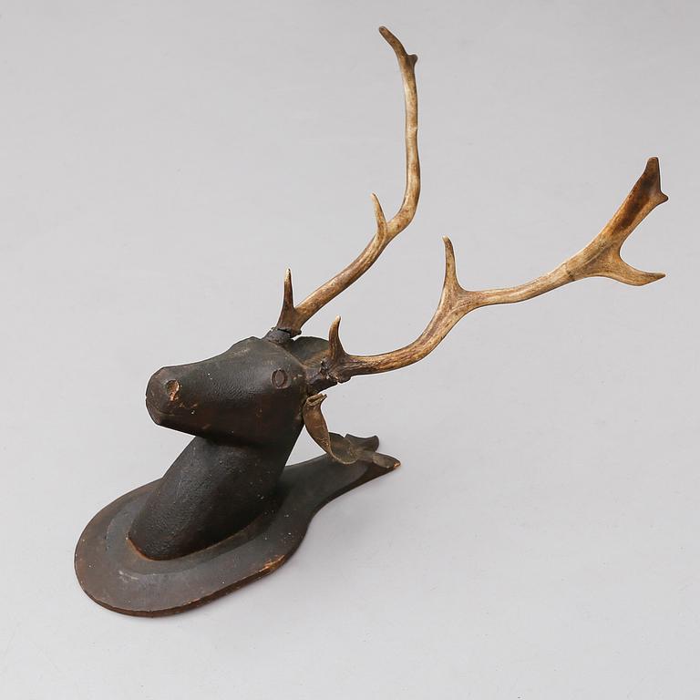 JAKTTROFÉ, målat trä, 1800-tal.