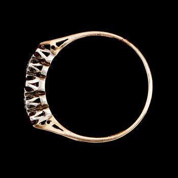 RING, 9 k guld med 3 rubiner samt 2 briljantslipade diamanter. Total vikt ca 2 gram.