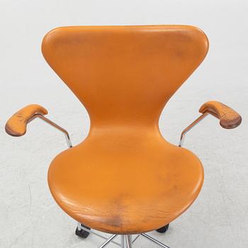 Arne Jacobsen, skrivbordsstol, "Sjuan", Fritz Hansen, Danmark, 1999.