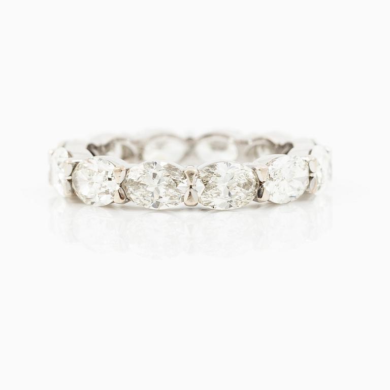 Ring, full eternity band in 18K white gold with oval-cut diamonds.
