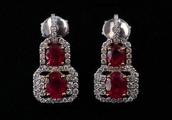 GARNITYR, briljantslipade diamanter ca 1.40 ct. Burmesiska rubiner ca 5.97 ct. Vikt 13,4 g.