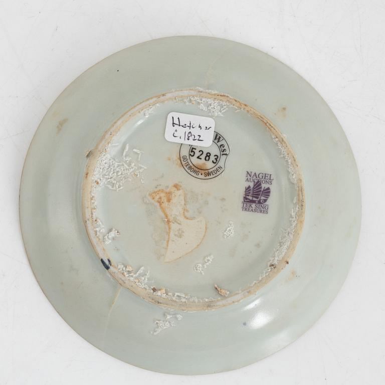 A Chinese blue and white porcelain bowl and a small dish, Qing dynasty, Kangxi (1662-1722).