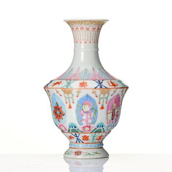 A famille rose barragon tumed vase, late Qingdynasti/Republic.