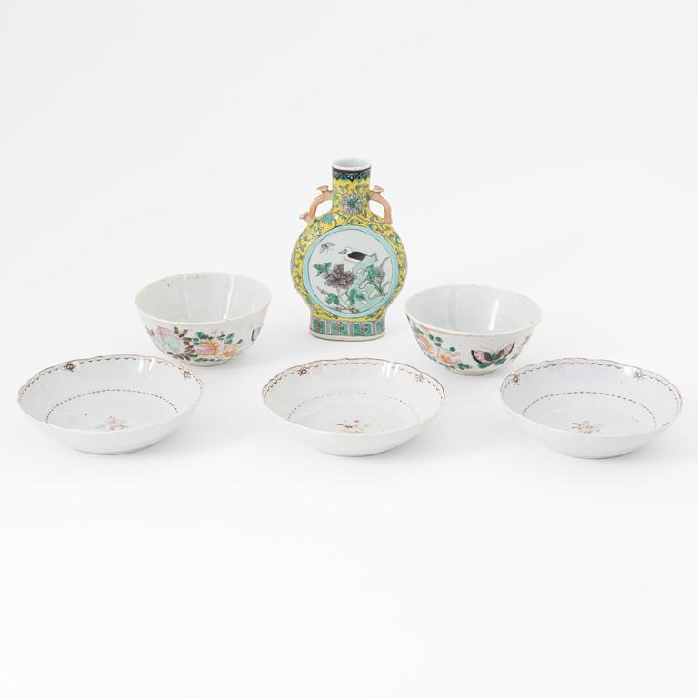 A group of Chinese porcelain, Qing dynasty, 18th, 19th and 20th Century. (6 pcs).