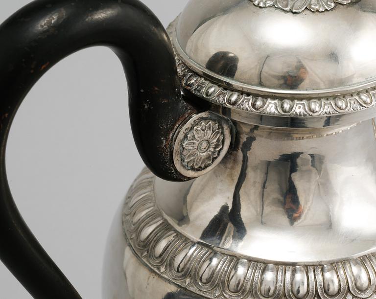 KAFFEKANNA, silver, Carl Petter Lampa, Stockholm, empire,  1830, vikt 998 gram.