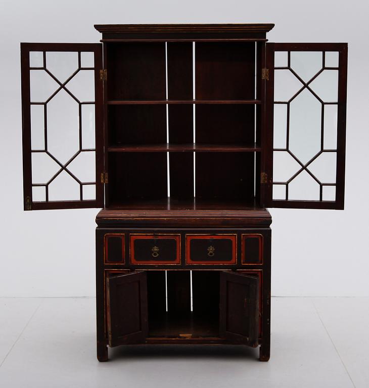 VITRINSKÅP, orientaliskt, omkring år 1900.