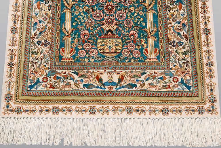 Matta, figural orientalisk silke, ca 121 x 77 cm.