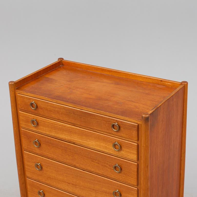 A mid 20th century chest of drawers.