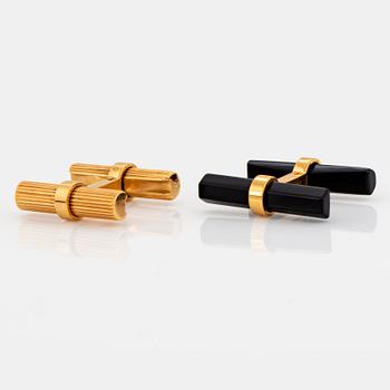 969. A pair of Cartier cufflinks in 18K gold and onyx.