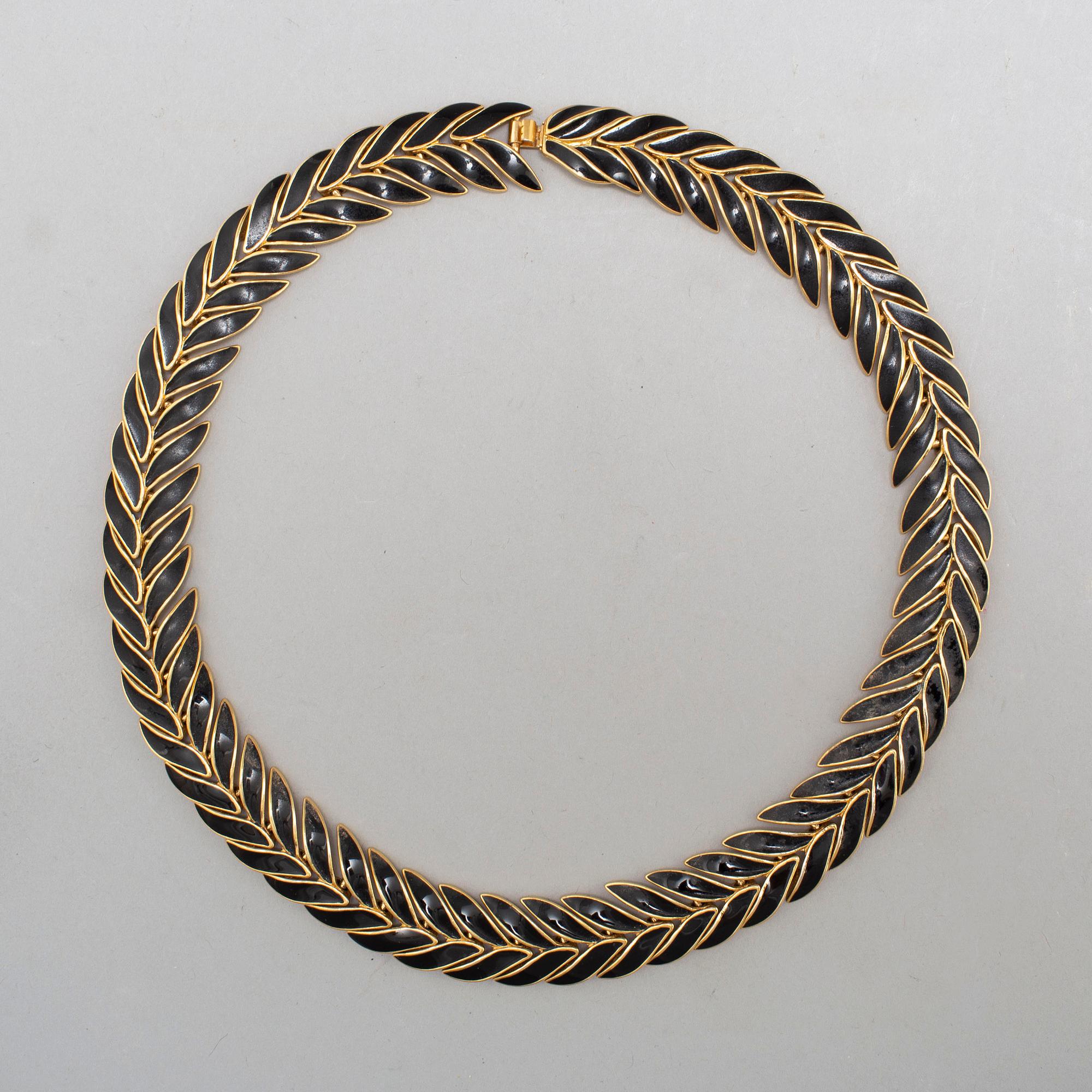 An Oscar de la Renta costume jewlery necklace.
