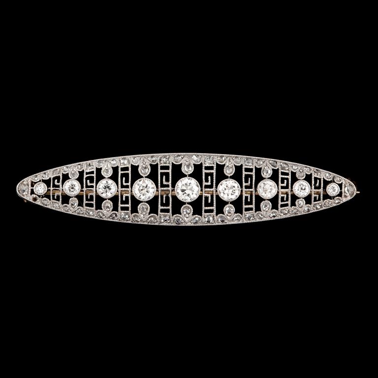 An old- and rose-cut diamond brooch. Total carat weight circa 0.80 ct.