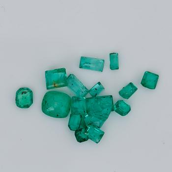 PARTI SMARAGDER, 18 st, olika slipningar. Vikt ca 4,65 ct.