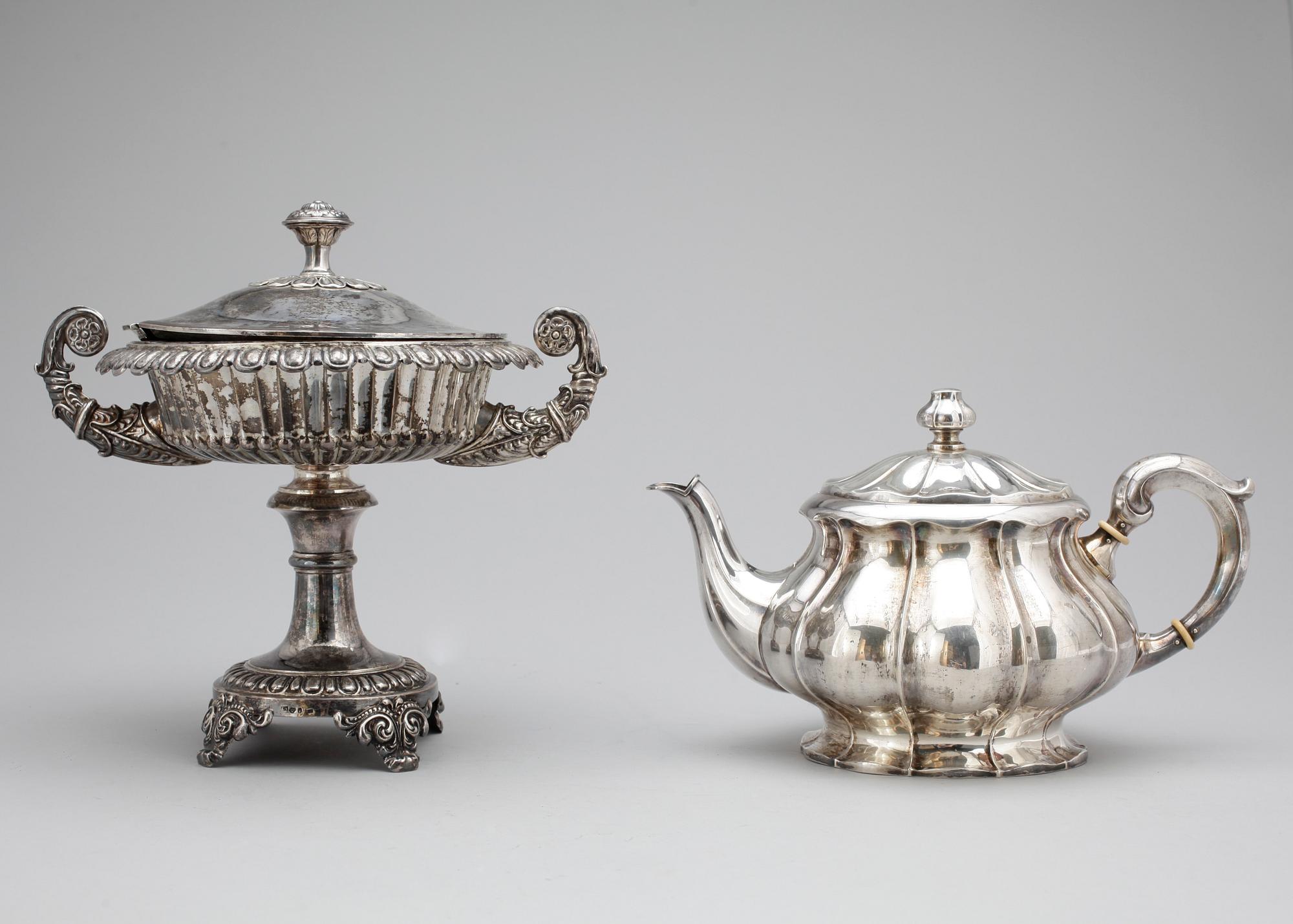 TÉKANNA samt SOCKERSKÅL, silver bl.a. 1800-tal. Vikt ca 1308g.