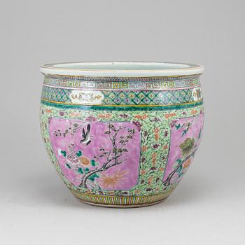 A famille rose pot, Qing dynasty, late 19th century.