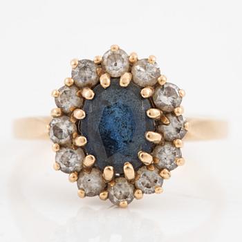 Ring in the carmosé model, 18K gold with sapphire and brilliant-cut diamonds.