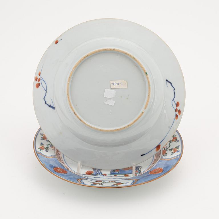 A set with two imari dishes and a bowl, Qing dynasty, early 18th Century.