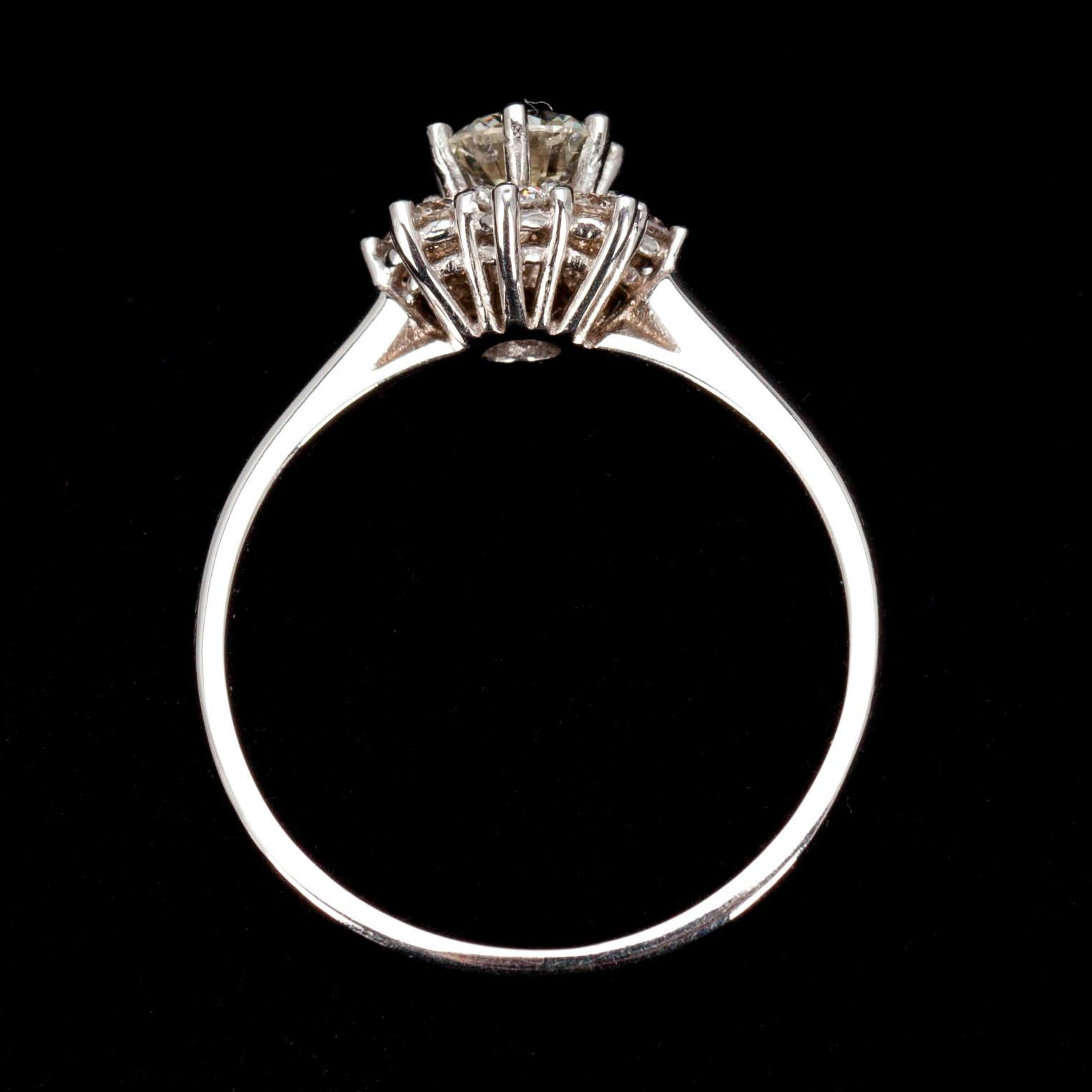 RING, vitguld 18K, briljantslipade diamanter, mittsten 0,46 ct, sidostenar tot. 0,29 ct. Intyg 212.