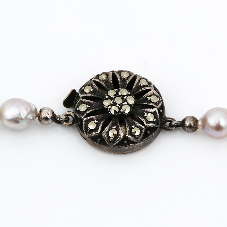 COLLIER samt ÖRHÄNGEN, 1+1, pärlor samt silver, svenska importstämplar, 1900-tal.