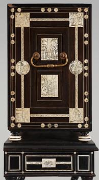 KABINETTSKÅP. Italien, 1800-tal. Barockstil.