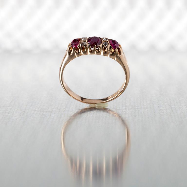 RING, guld 18K med 3 st rubiner tot. ca 0,70 och 4 st gammalslipade diamanter tot 0,08 ct. Vikt 3,4 g.
