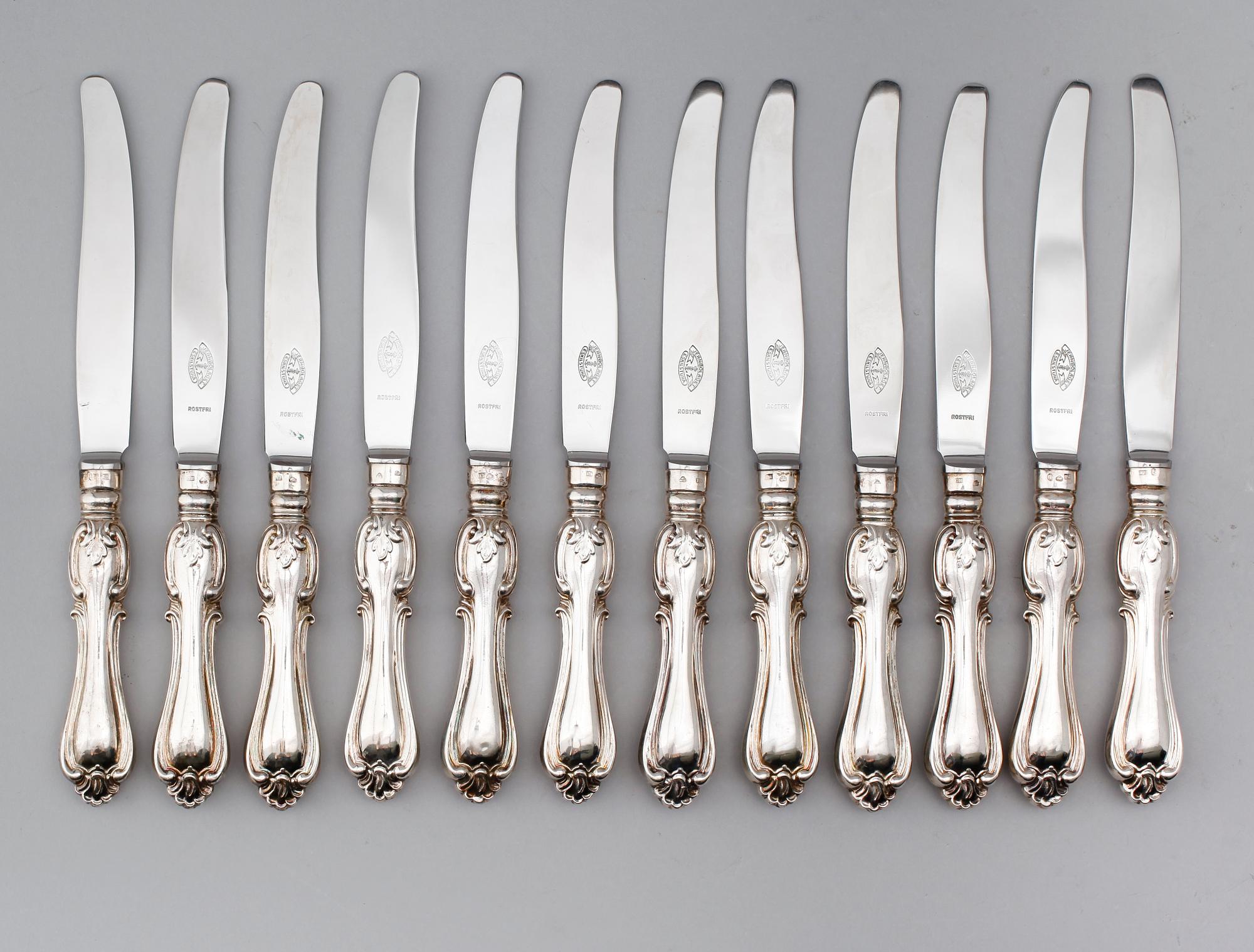 MATKNIVAR, 12 st, silver, Carl Hammer, Stockholm 1860/70-tal. Total vikt med stålblad ca 1077 gram.