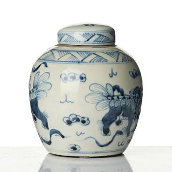 A blue and white porcelain pot, China, Qing dynasty, 19th century.