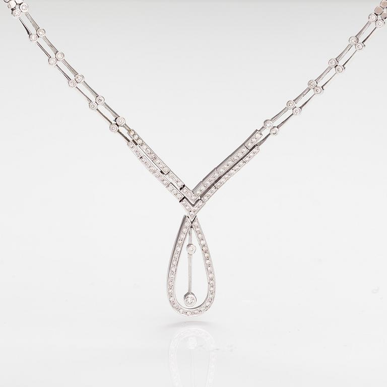 An 18K white gold necklace with diamonds ca. 1.25 ct in total.