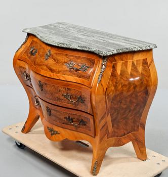 BYRÅ, rokokostil, omkring 1900-talets mitt.