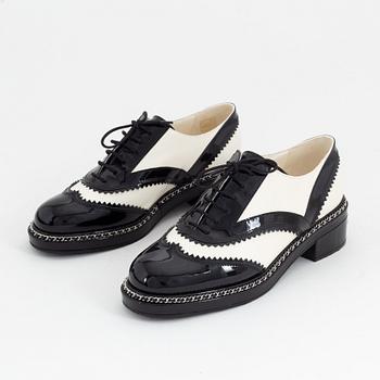 Chanel, a pair of black and white leather brogues, size 39½.