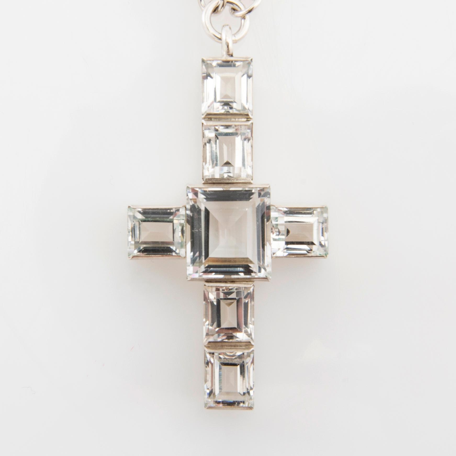 Wiwen Nilsson, Collier av silver och fasetterade bergkristaller i form av ett kors, Lund 1937.