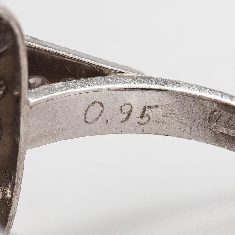 Sormus 18K kultaa ja briljanttihiottuja timantteja, Koru-Sampo Turku 1987.