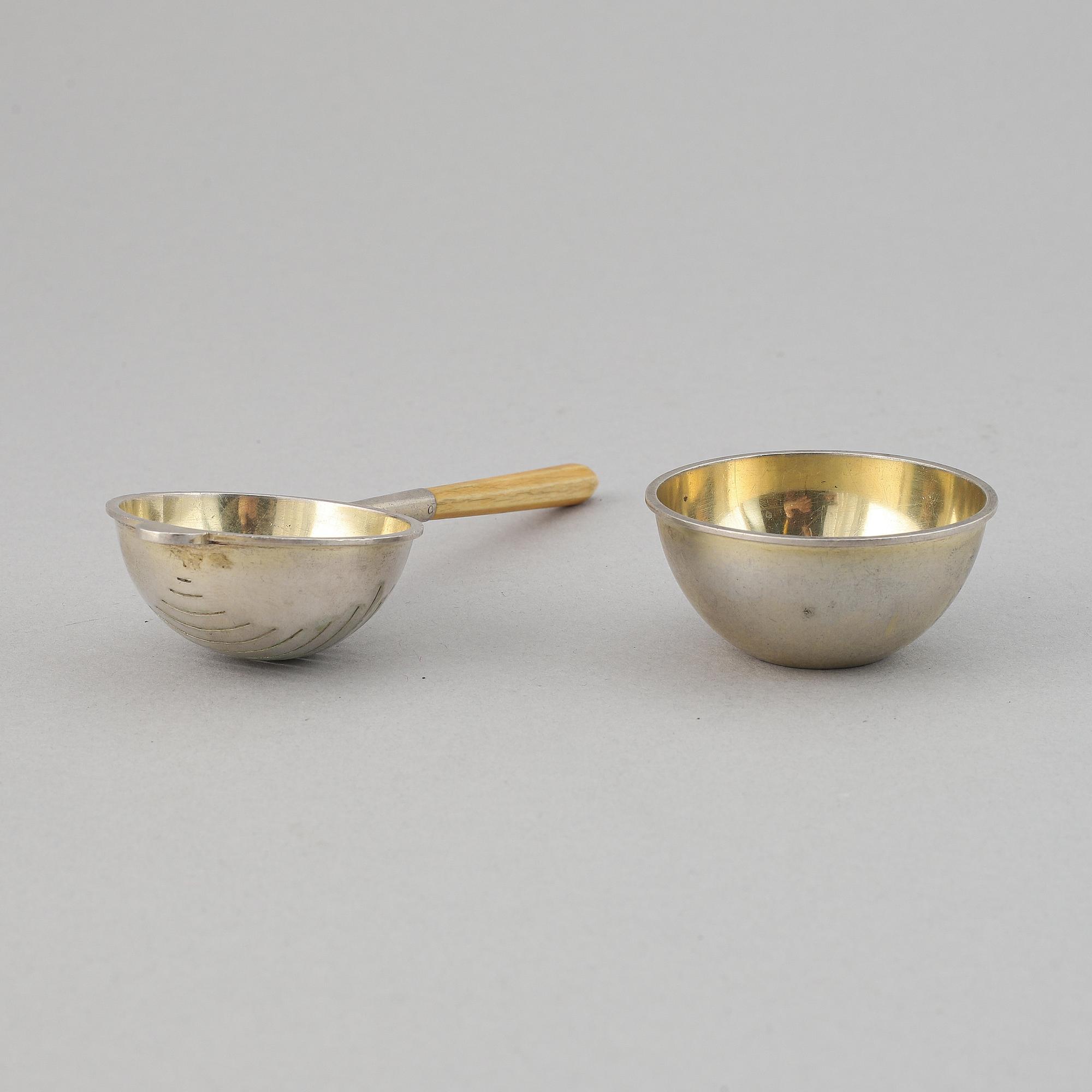 A silver and wood tea strainer by Wiwen Nilsson, Lund, 1932.