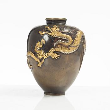 Vas, brons. Japan, Meiji (1868-1912). Signerad.