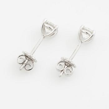 Örhängen 18K vitguld med briljantslipade diamanter, medföljande GIA dossier.