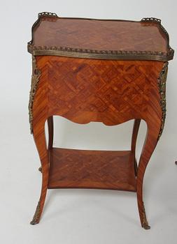 BYRÅAR, ett par, rokokostil.