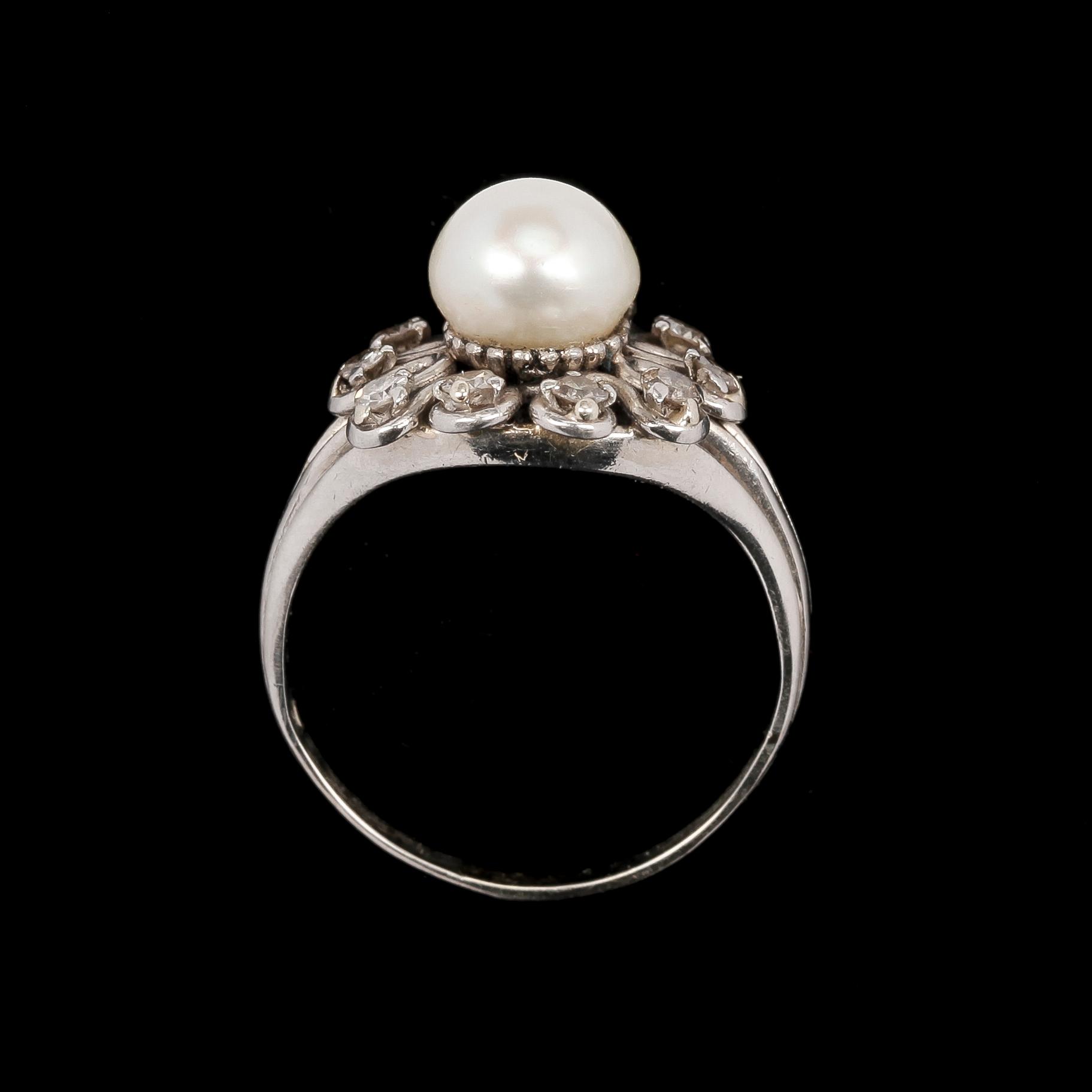 RING, 18k vitguld med åttkantslipade diamanter och pärla.