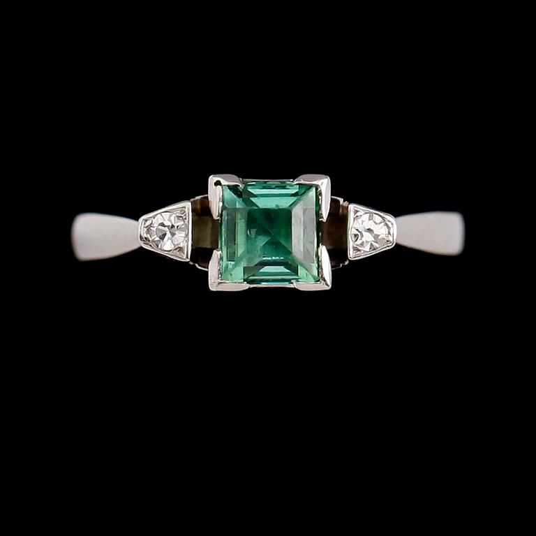 RING, 18 vitguld, grön sten och 2 briljantslipade diamanter 0.04 ct. Total vikt ca 3 g.