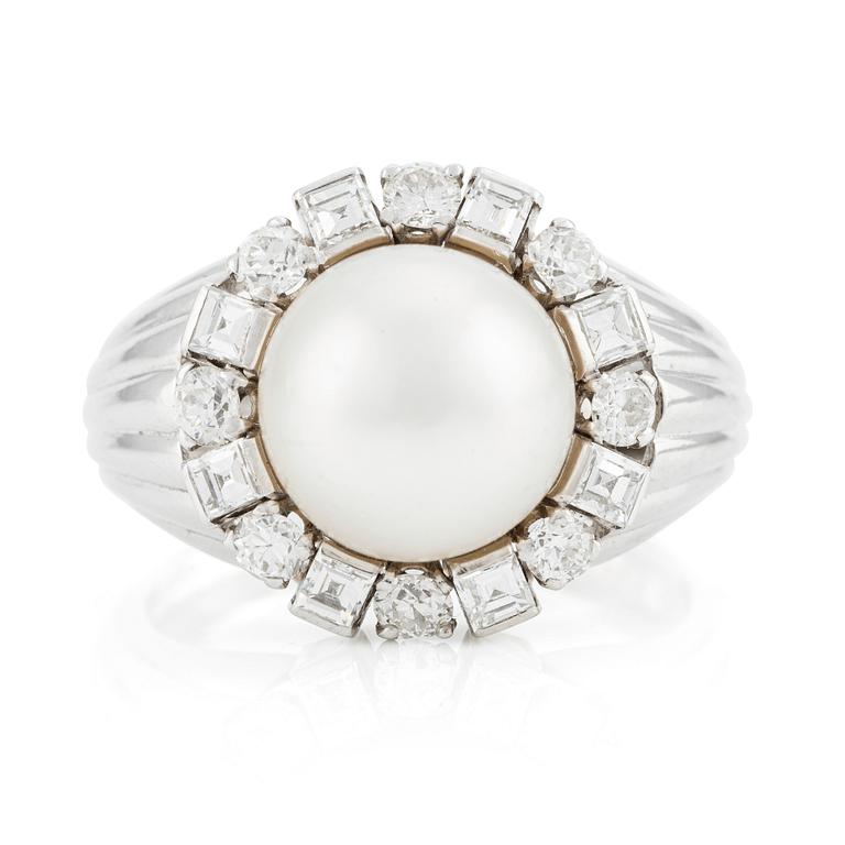 A platinum W.A. Bolin ring with a pearl and round brilliant- and step-cut diamonds. Stockholm 1960.