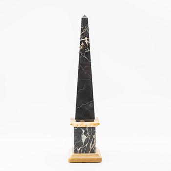 Obelisk och klot med ställ, 1900-talets andra hälft.