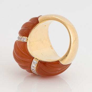 Ring 18K guld med agat och runda briljantslipade diamanter.