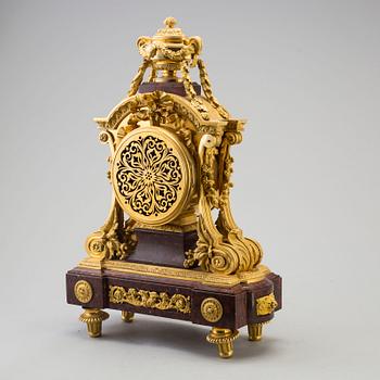 BORDSPENDYL, franskt, empirestil, 1800-talets slut, marmor och förgylld brons.